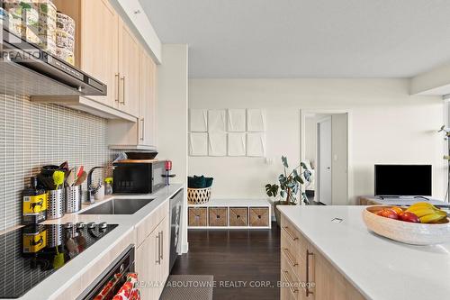 608 - 2087 Fairview Street, Burlington, ON - Indoor Photo Showing Kitchen