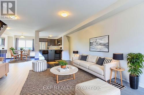 31 Mayland Trail, Hamilton (Stoney Creek Mountain), ON - Indoor Photo Showing Living Room