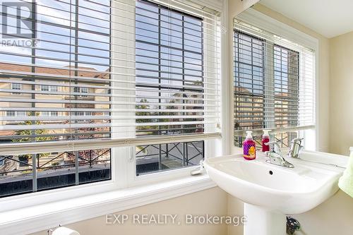 31 Mayland Trail, Hamilton, ON - Indoor Photo Showing Bathroom