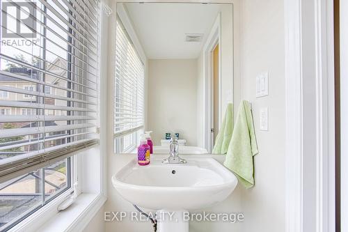 31 Mayland Trail, Hamilton, ON - Indoor Photo Showing Bathroom