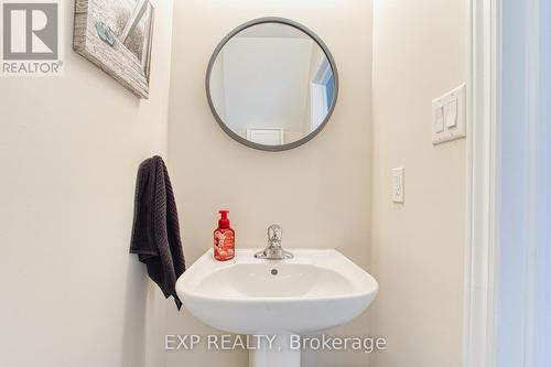 31 Mayland Trail, Hamilton, ON - Indoor Photo Showing Bathroom