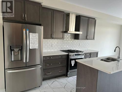 2 Discovery Drive, Thorold, ON - Indoor Photo Showing Kitchen With Stainless Steel Kitchen With Double Sink With Upgraded Kitchen