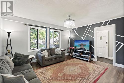 8 Canterbury Drive, St. Catharines, ON - Indoor Photo Showing Living Room