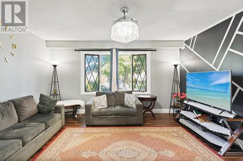 8 Canterbury Drive, St. Catharines, ON - Indoor Photo Showing Living Room