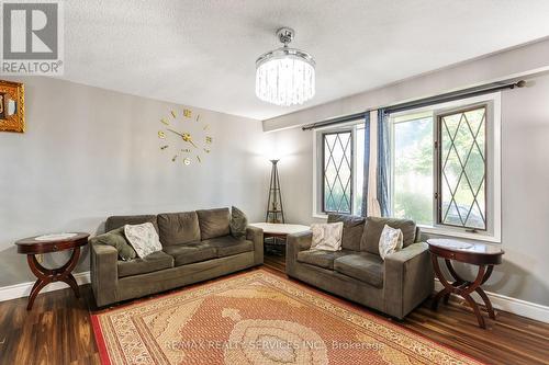 8 Canterbury Drive, St. Catharines, ON - Indoor Photo Showing Living Room