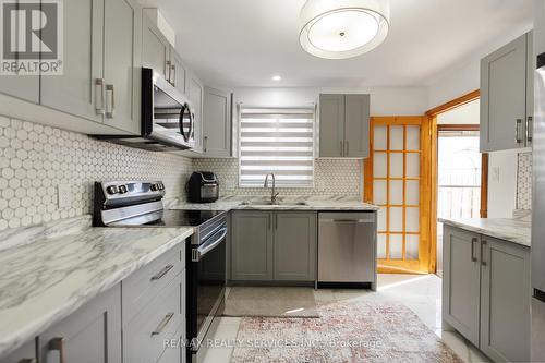 8 Canterbury Drive, St. Catharines, ON - Indoor Photo Showing Kitchen With Stainless Steel Kitchen With Upgraded Kitchen