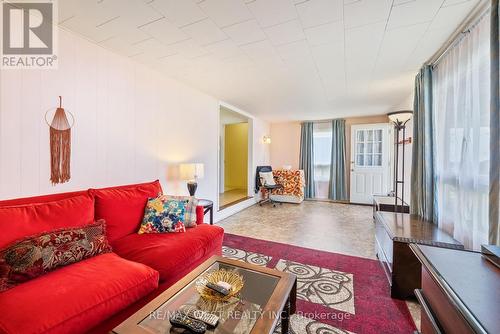 768 Gillespie Street, Peterborough, ON - Indoor Photo Showing Living Room