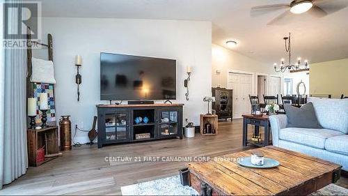 74 - 1241 Beaverbrook Avenue, London, ON - Indoor Photo Showing Living Room