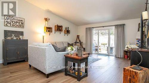 74 - 1241 Beaverbrook Avenue, London, ON - Indoor Photo Showing Living Room