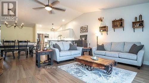 74 - 1241 Beaverbrook Avenue, London, ON - Indoor Photo Showing Living Room