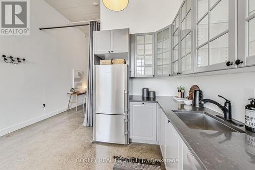 400 - 245 Carlaw Avenue, Toronto, ON - Indoor Photo Showing Kitchen