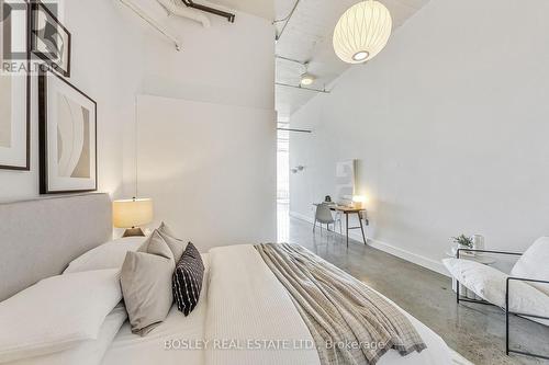 400 - 245 Carlaw Avenue, Toronto, ON - Indoor Photo Showing Bedroom