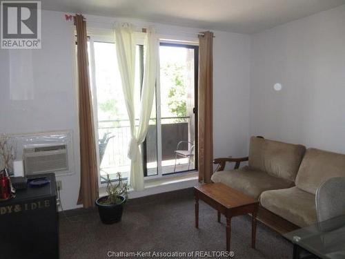 150 Park Avenue East Unit# 302, Chatham, ON - Indoor Photo Showing Living Room