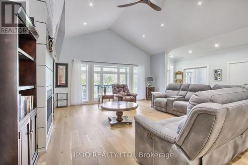 2705 14Th Line, Innisfil, ON - Indoor Photo Showing Living Room