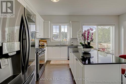 180 Sunset Vista Court, Aurora, ON - Indoor Photo Showing Kitchen