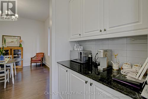 180 Sunset Vista Court, Aurora, ON - Indoor Photo Showing Kitchen