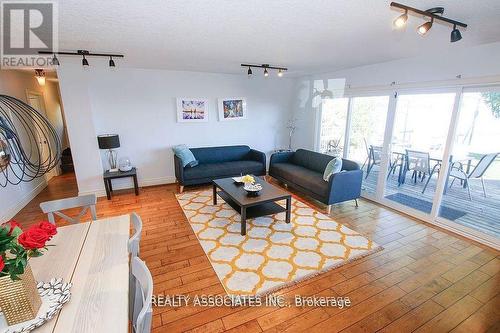 1737 Cedar Grove, Innisfil, ON - Indoor Photo Showing Living Room