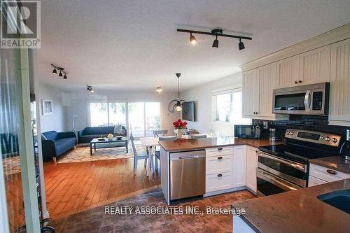 1737 Cedar Grove, Innisfil, ON - Indoor Photo Showing Kitchen