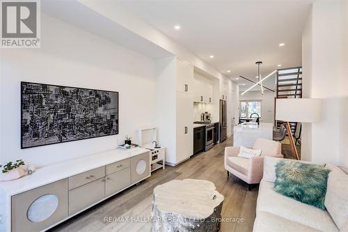 46 Borden Street, Toronto (University), ON - Indoor Photo Showing Living Room