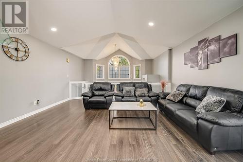 10884 Brentwood Crescent, Windsor, ON - Indoor Photo Showing Living Room