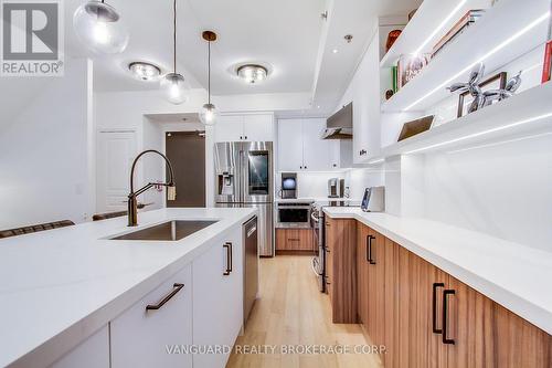 Th3 - 2230 Lake Shore Boulevard W, Toronto (Mimico), ON - Indoor Photo Showing Kitchen With Upgraded Kitchen