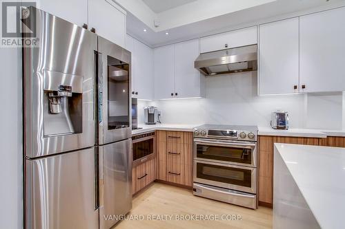 Th3 - 2230 Lake Shore Boulevard W, Toronto, ON - Indoor Photo Showing Kitchen With Stainless Steel Kitchen With Upgraded Kitchen