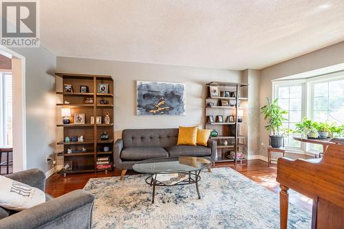 2495 Headon Road, Burlington, ON - Indoor Photo Showing Living Room