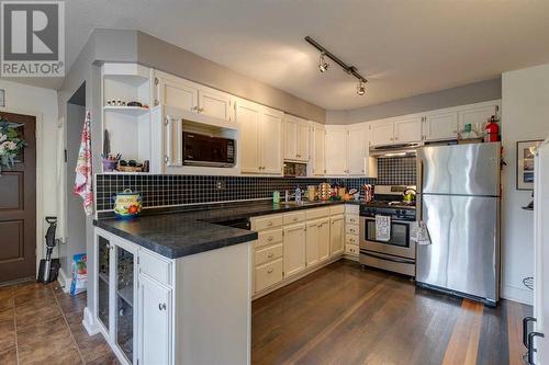 253 19 Avenue Ne, Calgary, AB - Indoor Photo Showing Kitchen