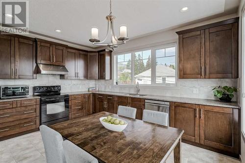 3830 Centre A Street Ne, Calgary, AB - Indoor Photo Showing Kitchen