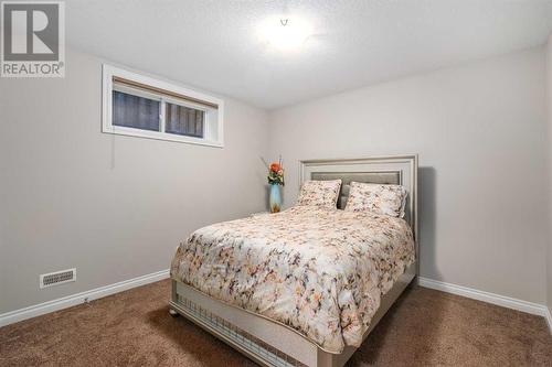 318 Mahogany Manor Se, Calgary, AB - Indoor Photo Showing Bedroom