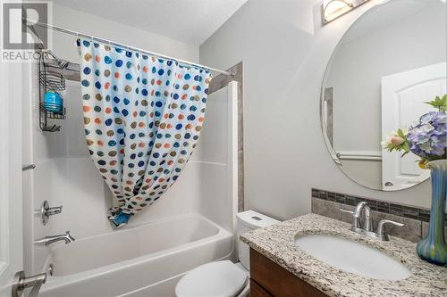 318 Mahogany Manor Se, Calgary, AB - Indoor Photo Showing Bathroom