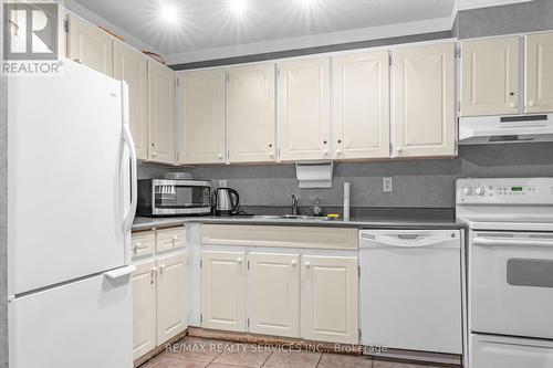 414 - 121 Ling Road, Toronto, ON - Indoor Photo Showing Kitchen With Double Sink