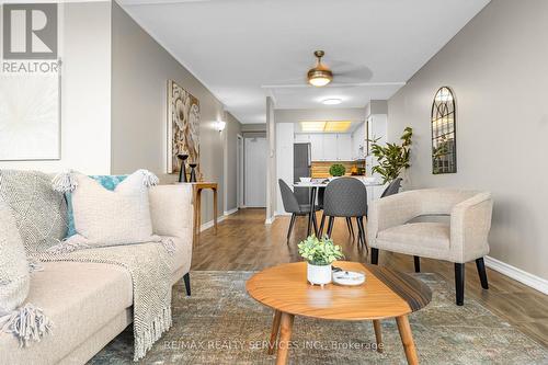 414 - 121 Ling Road, Toronto, ON - Indoor Photo Showing Living Room