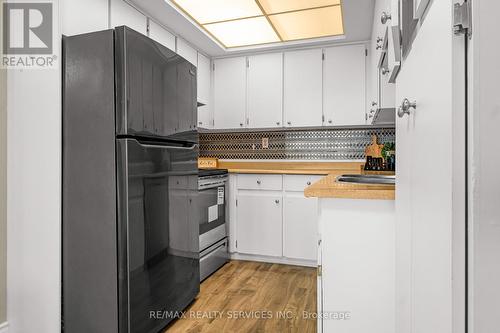 414 - 121 Ling Road, Toronto, ON - Indoor Photo Showing Kitchen