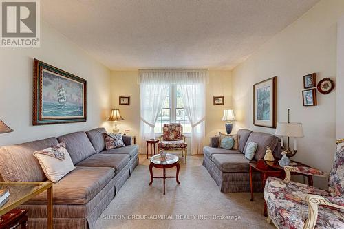 14 Hi View Drive, East Gwillimbury (Mt Albert), ON - Indoor Photo Showing Living Room