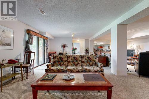 14 Hi View Drive, East Gwillimbury (Mt Albert), ON - Indoor Photo Showing Living Room