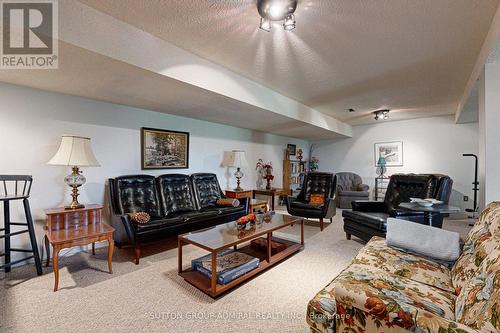 14 Hi View Drive, East Gwillimbury (Mt Albert), ON - Indoor Photo Showing Living Room