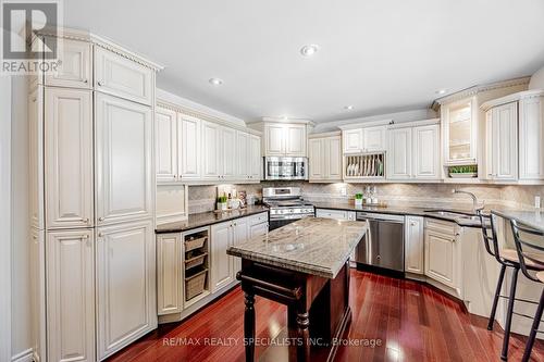 1428 Petrie Way, Mississauga, ON - Indoor Photo Showing Kitchen With Upgraded Kitchen