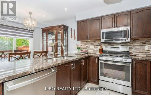 62 Kalahari Road, Brampton (Sandringham-Wellington), ON - Indoor Photo Showing Kitchen With Double Sink