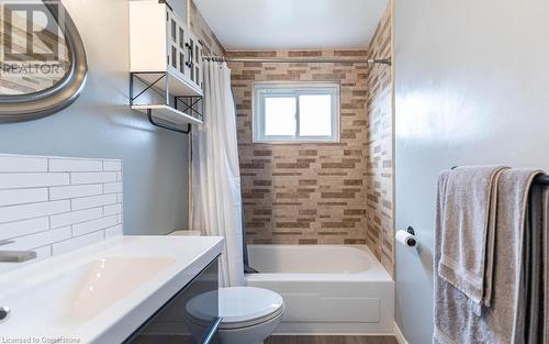 30 Larch Street, Hamilton, ON - Indoor Photo Showing Bathroom