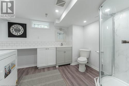 30 Larch Street, Hamilton, ON - Indoor Photo Showing Bathroom