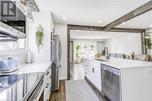 All appliances included - 8057 Aintree Drive, Niagara Falls, ON - Indoor Photo Showing Kitchen With Double Sink