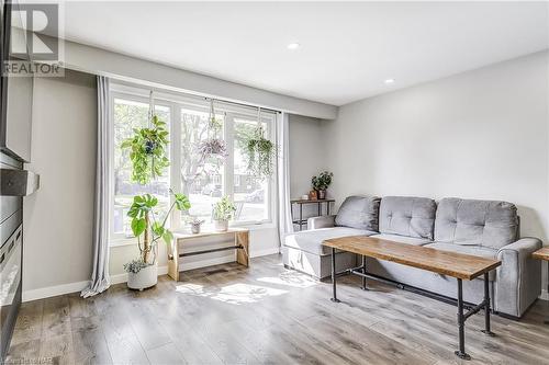 8057 Aintree Drive, Niagara Falls, ON - Indoor Photo Showing Living Room