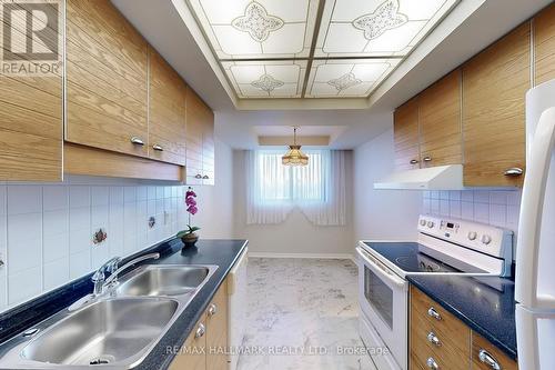 607 - 757 Victoria Pk Avenue, Toronto, ON - Indoor Photo Showing Kitchen With Double Sink