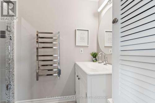 Ensuite for the second bedroom - 501 - 19 King Street, London, ON - Indoor Photo Showing Bathroom