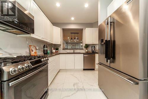 18 Faldo'S Flight, Whitchurch-Stouffville, ON - Indoor Photo Showing Kitchen