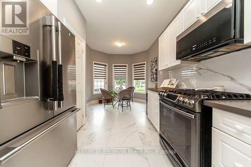 18 Faldo'S Flight, Whitchurch-Stouffville (Ballantrae), ON - Indoor Photo Showing Kitchen With Upgraded Kitchen