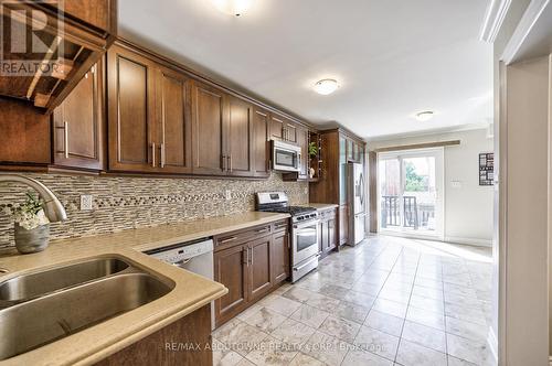 6098 Rowers Crescent, Mississauga (East Credit), ON - Indoor Photo Showing Kitchen With Double Sink With Upgraded Kitchen