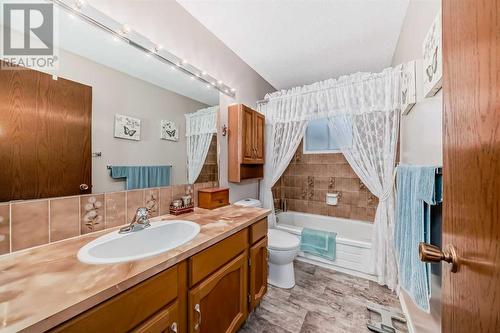 16 Cameron Crescent, Red Deer, AB - Indoor Photo Showing Bathroom