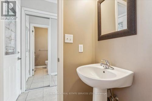 4016 Donnic Drive, Burlington, ON - Indoor Photo Showing Bathroom